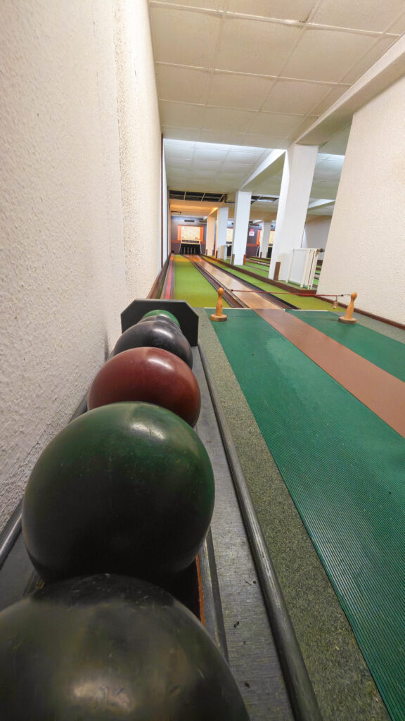 Kegelkugeln an der Kegelbahn