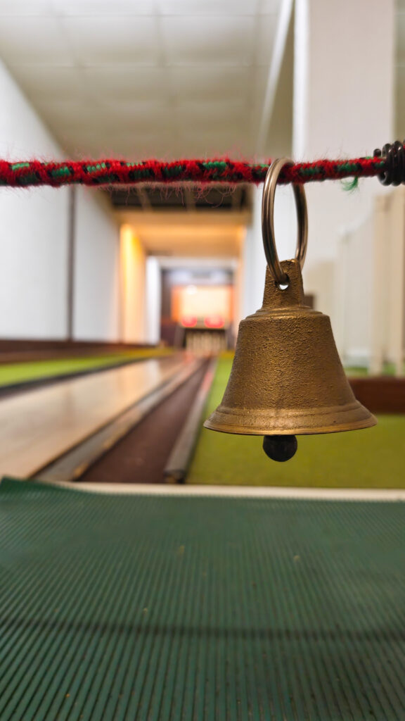 Kegelbahn mit Glocke
