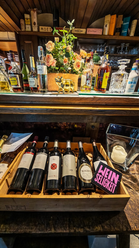Tresen mit Wein im Restaurant Haus Kerzan