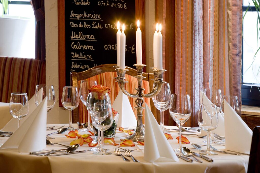 Gedeckter Tisch mit Kerzen