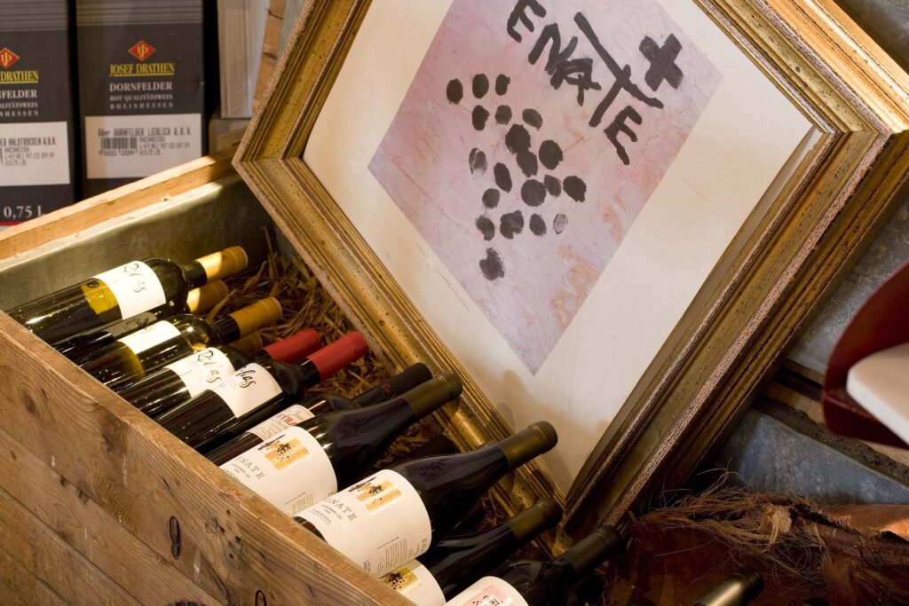 Weinkiste mit Rot- und Weißweinen